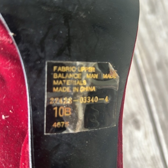 Vintage Notorious For Bakers Leeds Maroon Wine Velvet Kitten Heels Size 10B - Picture 7 of 12